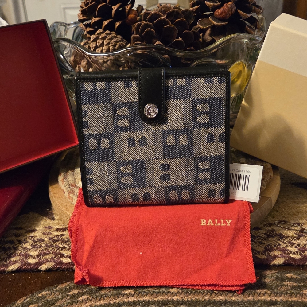 NWT Bally Black and Gray Wallet Beautiful NEW